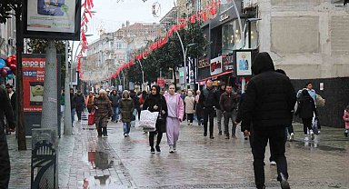 Soğuk hava ve yağmur bayram alışverişine engel olamadı
