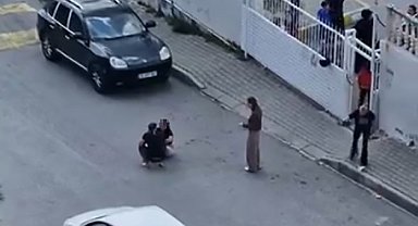 Sokak ortasında karısını dövdü, okuldaki çocuklar izledi
