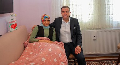 Sosyal medya üzerinden pasta-börek satarak geçimini sağlayan aileye Vali Eldivan'dan moral ziyareti