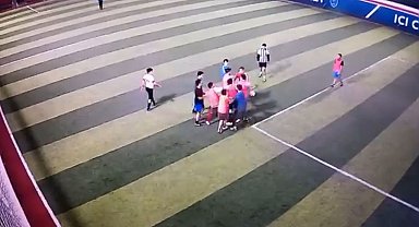 Stres atmak için gittikleri halı saha maçında yumruklar konuştu