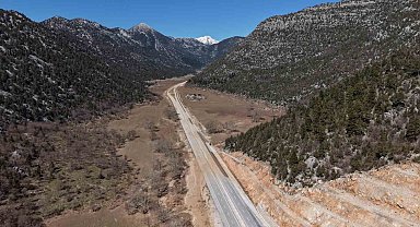 Sular çekildikten sonra yeniden ulaşıma açılan Antalya-Konya kara yolu havadan görüntülendi
