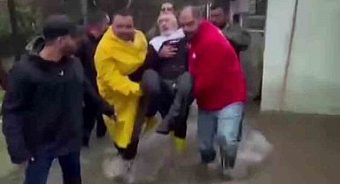 Suların yükseldiği evinde mahsur kalan felçli adamın yardımına Kızılay ekipleri yetişti