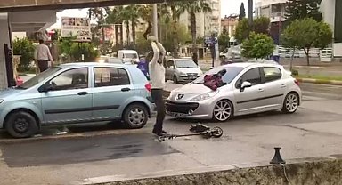 Sürekli bozulan scootera sinirlendi, öfkesini taşla parçalayarak çıkardı