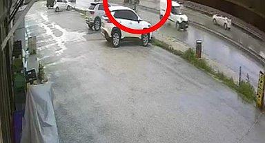 Sürücüsü markete gitti, el freni çekilmeyen otomobil ana yola çıktı