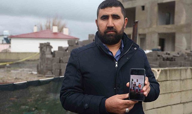 Suyla dolarak 2 kardeşe mezar olan havuz temelinin 8 aydır açık olduğunu söyleyen baba, evlatlarının acısıyla yaşıyor