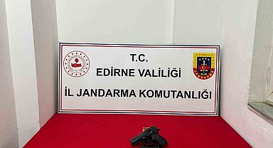 Tabancayla ateş ederken arkadaşını yaraladı