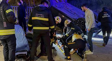 Takla atan otomobilde 2 kişi yaralandı, diğer sürücü kaçtı