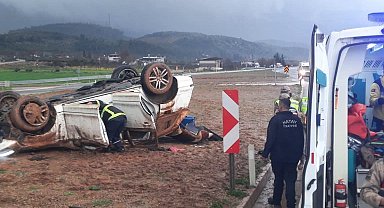 Takla atan otomobildeki 2 kişi yaralandı