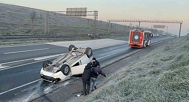 Takla atan otomobildeki 3 arkadaş emniyet kemeri sayesinde yara almadan kurtuldu