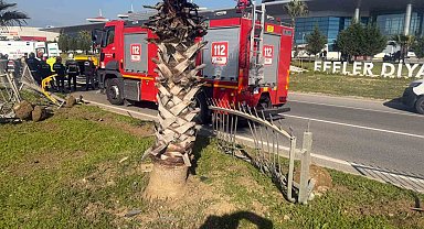 Taksi bariyerlere çarpıp takla attı: 2 yaralı