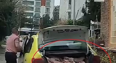 Taksinin bagajında uygunsuz şartlarda et sevkiyatı kameraya yansıdı