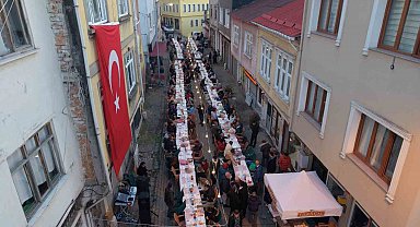 Tarihi sokakta paylaşım sofrası