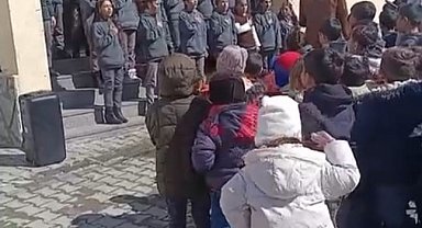 Taşlıçay'da Ramazan etkinliğinde minik kızın ilahiye eşliği tebessüm oluşturdu