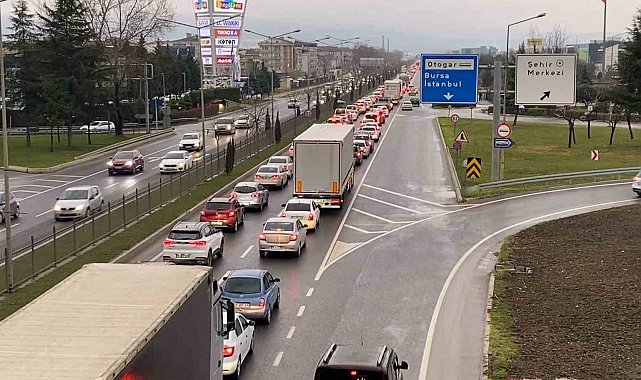 Tatilcilerin dönüş yolculuğu başladı, İnegöl'de trafik durma noktasına geldi