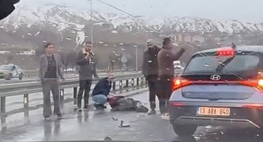 Tatvan'da otomobilin çarptığı bisiklet sürücüsü ağır yaralandı