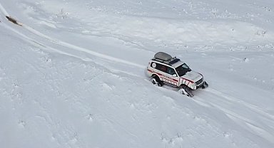 Tatvan'da rahatsızlanan hasta paletli ambulansla kurtarıldı