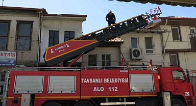 Tavşanlı'da çatı yangını paniğe neden oldu, hatalı parklar itfaiyeye zor anlar yaşattı