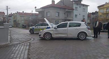 Tavşanlı'da iki otomobil çarpıştı 1 bebek 3 kişi yaralandı