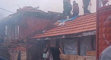 Tavşanlı'da korkutan yangın, iki katlı ev kullanılamaz hale geldi