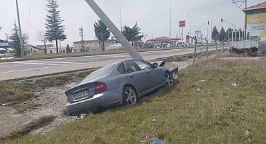 Tavşanlı'da otomobil elektrik direğine çarptı: 1 yaralı
