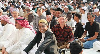 Tayland'da Müslümanlar bayram namazını eda etti