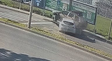 Tekirdağ'da otomobilin park halindeki cipe çarptığı kaza kamerada