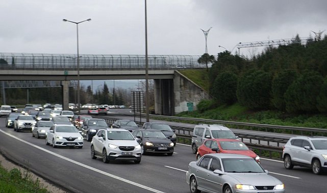 TEM Otoyolu Kocaeli geçişinde tatil dönüşü yoğunluğu