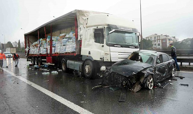 TEM'de 6 araç birbirine girdi: Tırda yüklü sular yola saçıldı