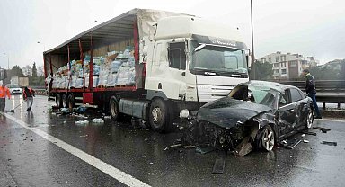 TEM'de 6 araç birbirine girdi: Tırda yüklü sular yola saçıldı