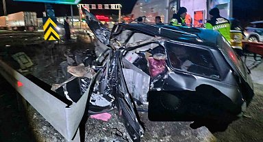 TEM'de bariyere çarpan otomobil parçalandı: 2 ağır yaralı