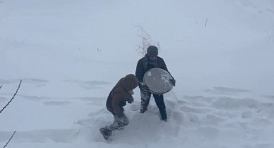 Tepsiyle kayarken havaya attı, kardeşinin başına isabet etti