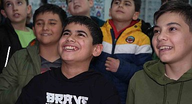 Teravih namazına camiye gelen çocuklar ilahi söyledi