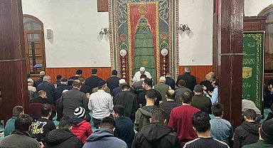 Tercan'da vatandaşlar Kadir Gecesi'nde camileri doldurdu