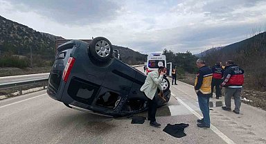 Ters dönen araçtan sağ kurtuldu