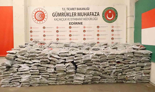 Ticaret Bakanlığı Gümrükler Muhafaza ekiplerinden zehir tacirlerine ağır darbe: 1 ton 413 kilo esrar ele geçirildi