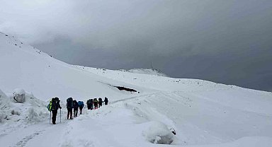 Tipi ve kar yağışı zirve tırmanışına izin vermedi