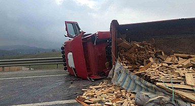 Tır devrildi: Bursa yolu ulaşıma kapandı