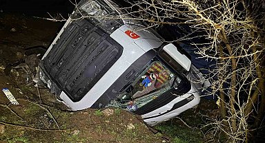 Tır şarampole yuvarlandı, sürücü yaralandı