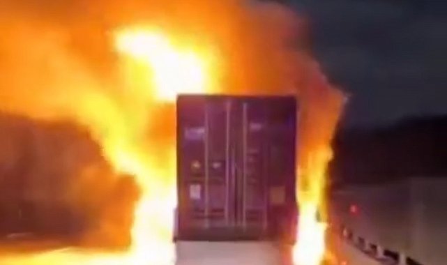 Tır üzerindeki konteyner alev alev yandı