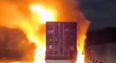 Tır üzerindeki konteyner alev alev yandı