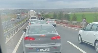 Tırda yüklü olan profil demirler yola savruldu, arkadaki araç zarar gördü