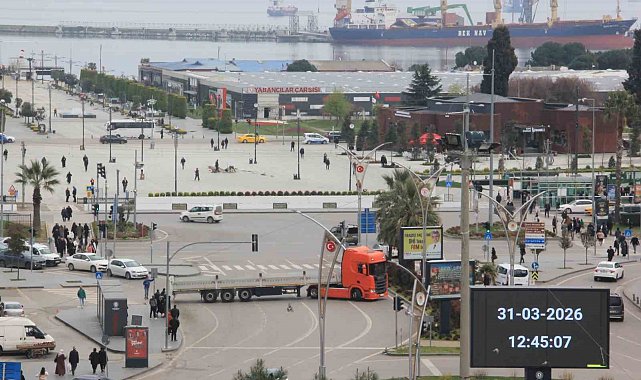 Tırdan trafiği tehlikeye düşüren hareket