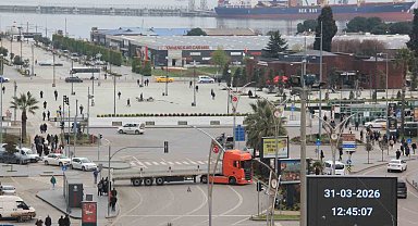 Tırdan trafiği tehlikeye düşüren hareket