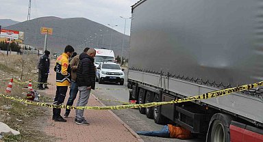 Tırın altında ölü bulundu