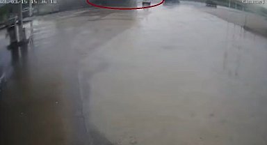 Tırın otomobilin üstüne devrildiği anlar kamerada