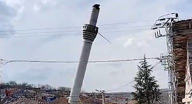 Tokat'ta depremde hasar alan cami minaresi kontrollü şekilde yıkıldı