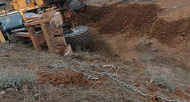 Tokat'ta uçuruma yuvarlanan traktörü kurtarmaya giden kepçe de devrildi