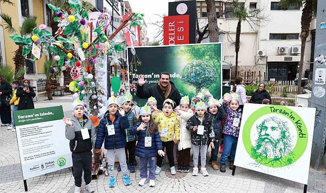 Topladıkları çöplerden atık ağacı yaptılar