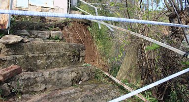 Toprak kayması sonucu evi yıkılan genç 10 dakikayla kurtuldu