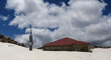 Toroslar'ın zirvesinde 741 yıllık cami kar altında kaldı